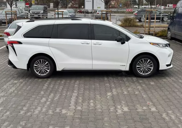 TOYOTA Sienna 