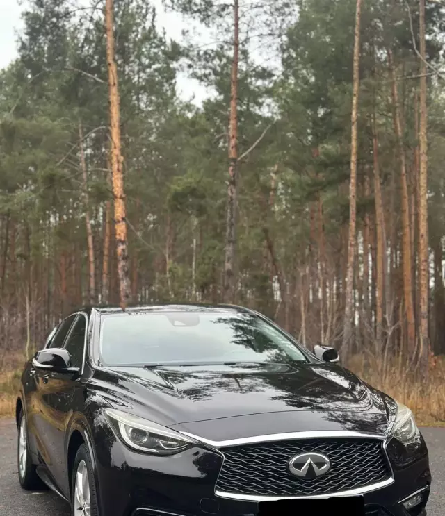 INFINITI Q30 