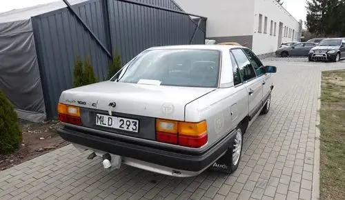 AUDI 100 