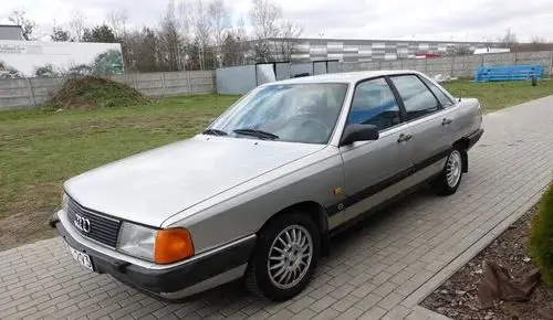 AUDI 100 