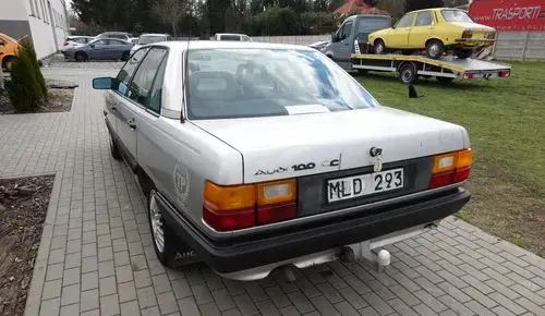 AUDI 100 