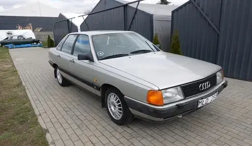 AUDI 100 