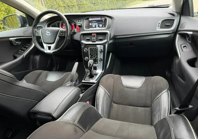 VOLVO V40 Cross Country 