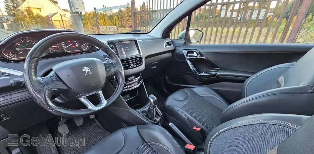 PEUGEOT 208 