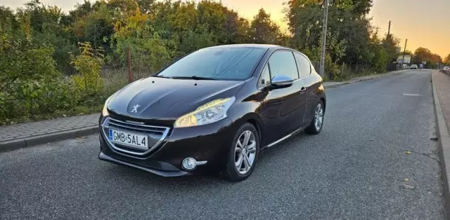 PEUGEOT 208 