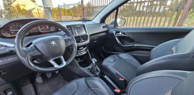 PEUGEOT 208 