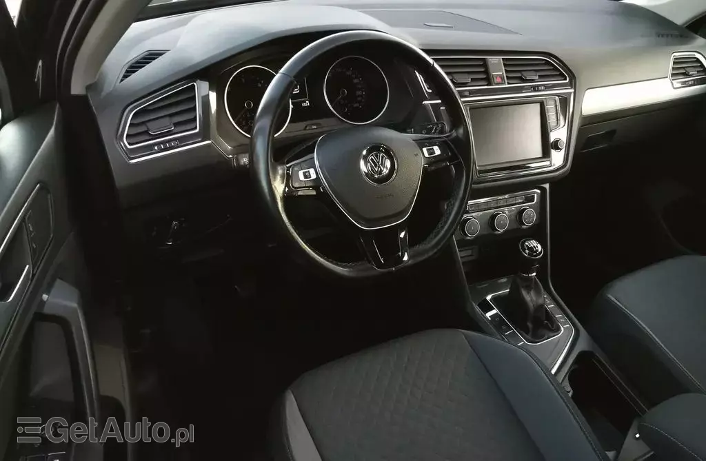 VOLKSWAGEN Tiguan 