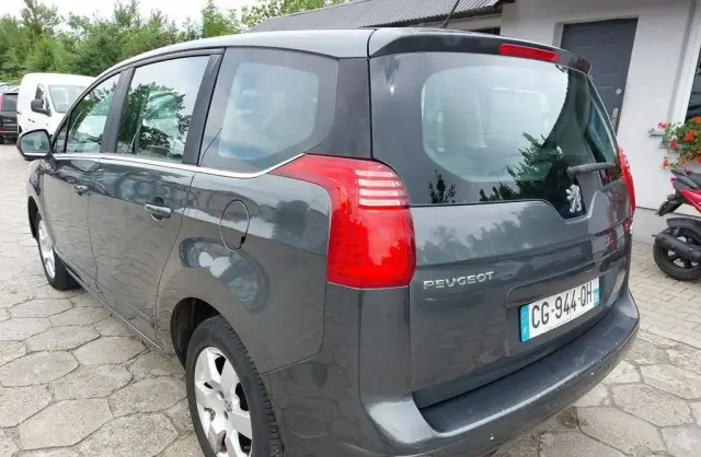 PEUGEOT 5008 