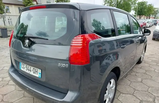 PEUGEOT 5008 