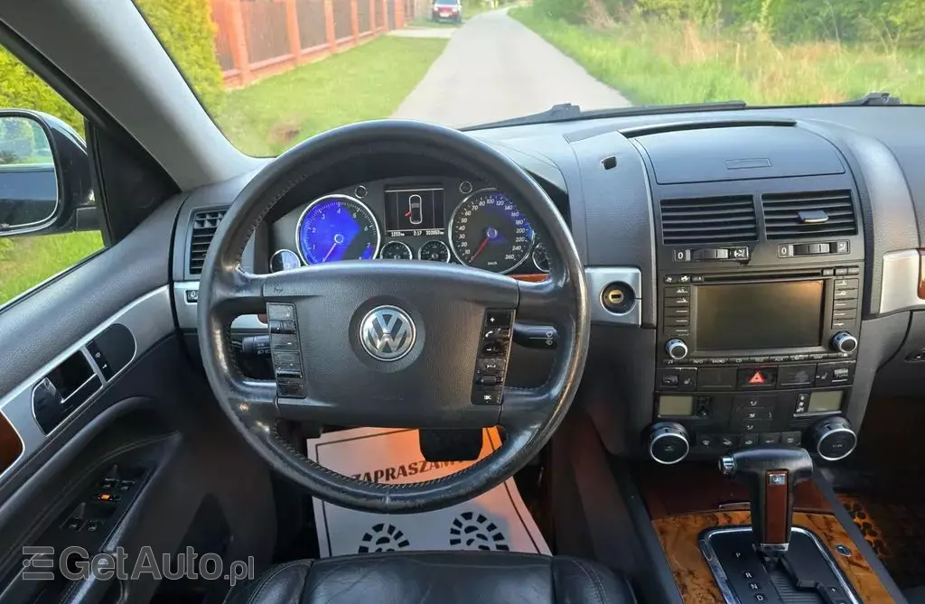 VOLKSWAGEN Touareg 