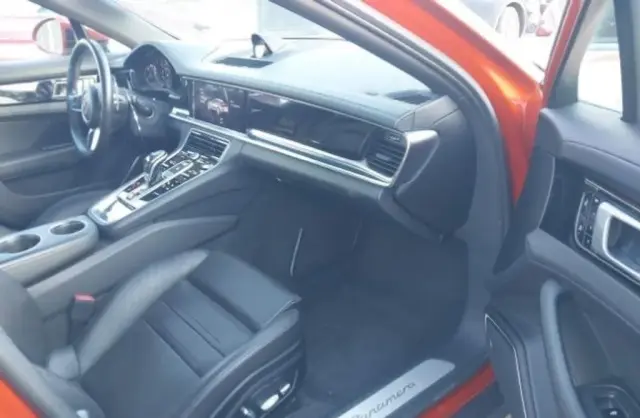 PORSCHE Panamera 