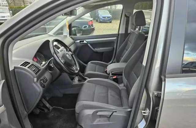 VOLKSWAGEN Touran 