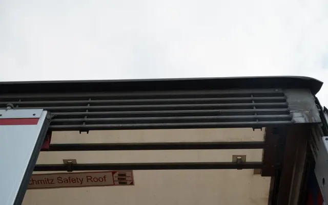 SCHMITZ CARGOBULL FIRANKA  /  VARIOS / 385/55 R22,5 /  OŚ PODNOSZONA /  DACH PODNOSZONY / SAF 