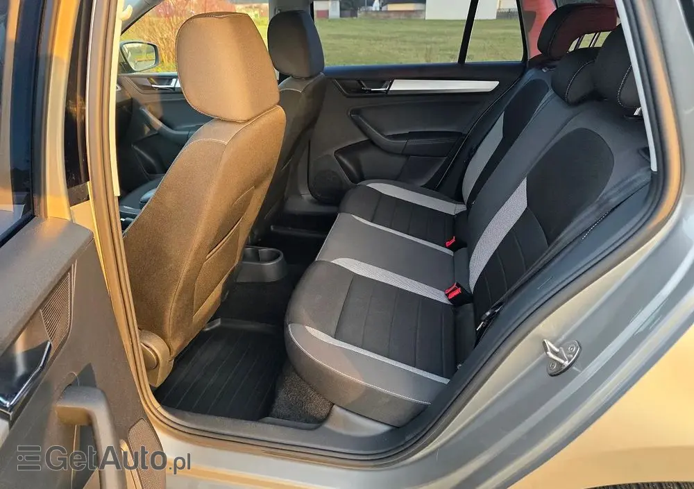 SKODA RAPID Spb 1.0 TSI Style