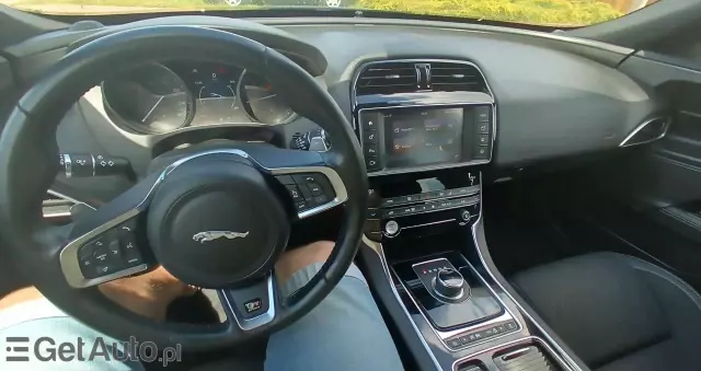 JAGUAR XE 2.0 D R-Sport