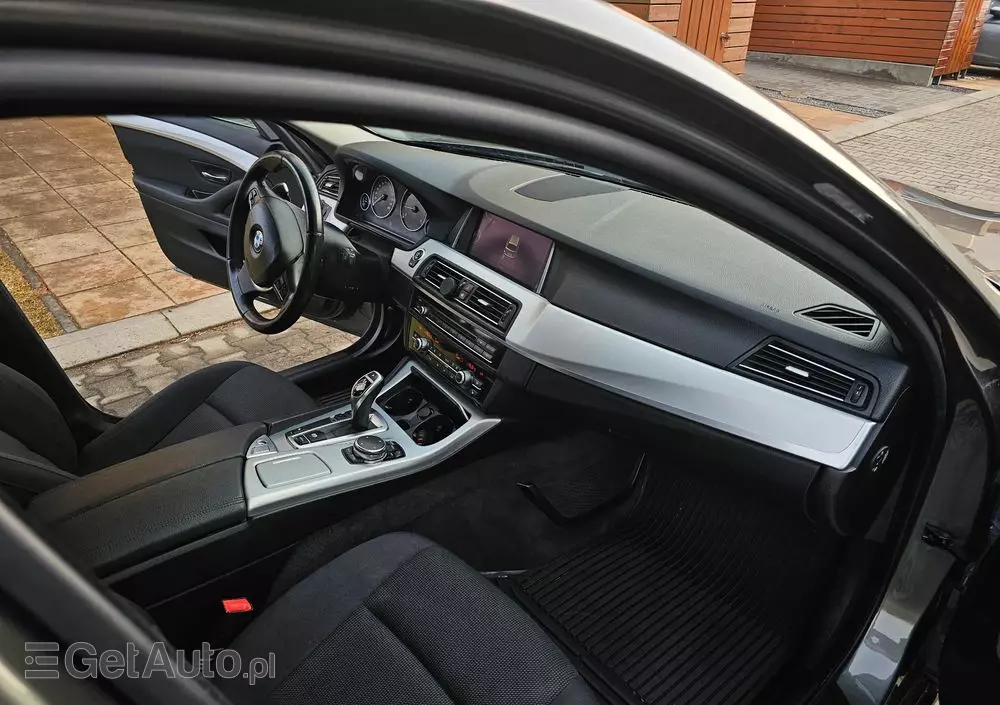 BMW Seria 5 525d xDrive Luxury Line
