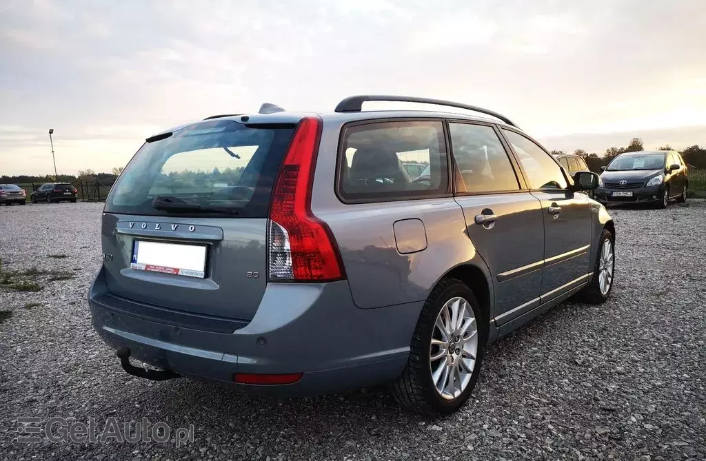 VOLVO V50 