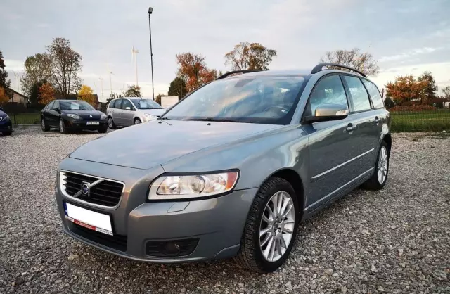 VOLVO V50 