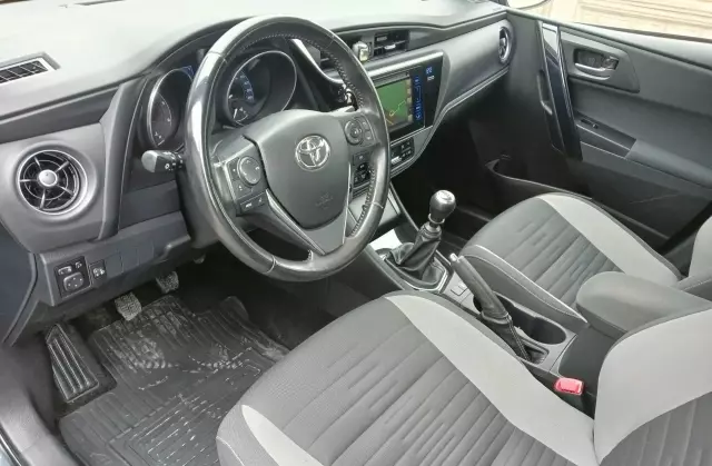 TOYOTA Auris 
