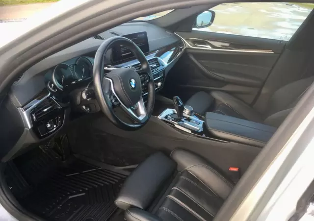 BMW Seria 5 540i GPF xDrive Luxury Line