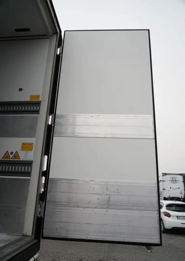 SCHMITZ CARGOBULL CHŁODNIA / AGREGAT SCHMITZ TKM / 2x OŚ PODNOSZONA / KOSZ NA PALETY / 2023 ROK / 