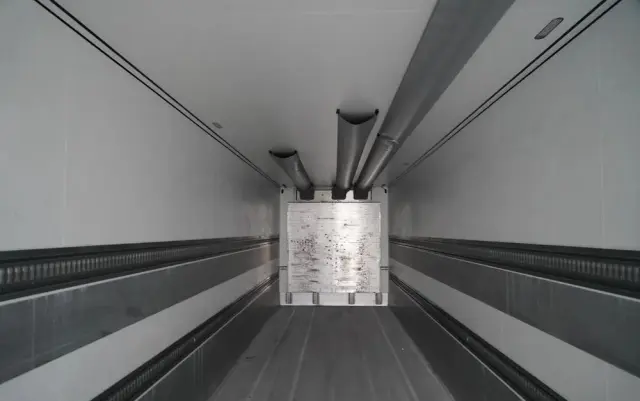 SCHMITZ CARGOBULL CHŁODNIA / AGREGAT SCHMITZ TKM / 2x OŚ PODNOSZONA / KOSZ NA PALETY / 2023 ROK / 