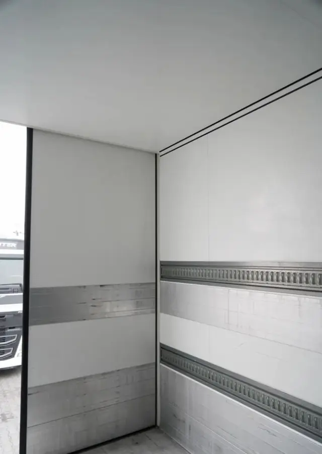 SCHMITZ CARGOBULL CHŁODNIA / AGREGAT SCHMITZ TKM / 2x OŚ PODNOSZONA / KOSZ NA PALETY / 2023 ROK / 