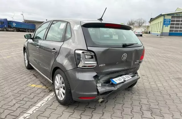 VOLKSWAGEN Polo 
