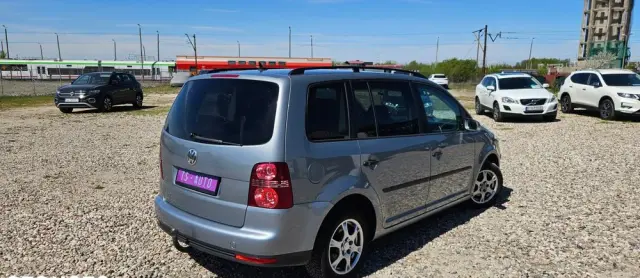 VOLKSWAGEN Touran 