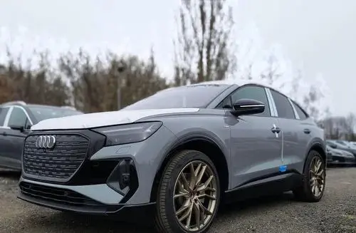 AUDI Q4 