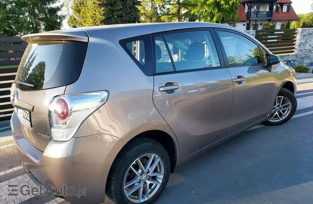 TOYOTA Verso 