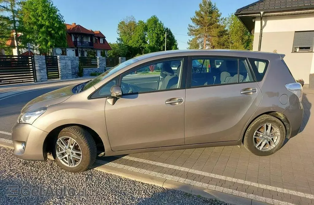 TOYOTA Verso 