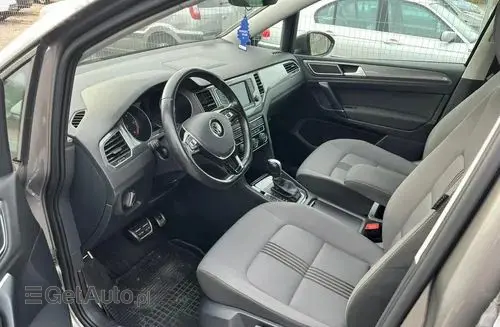 VOLKSWAGEN Golf Sportsvan 