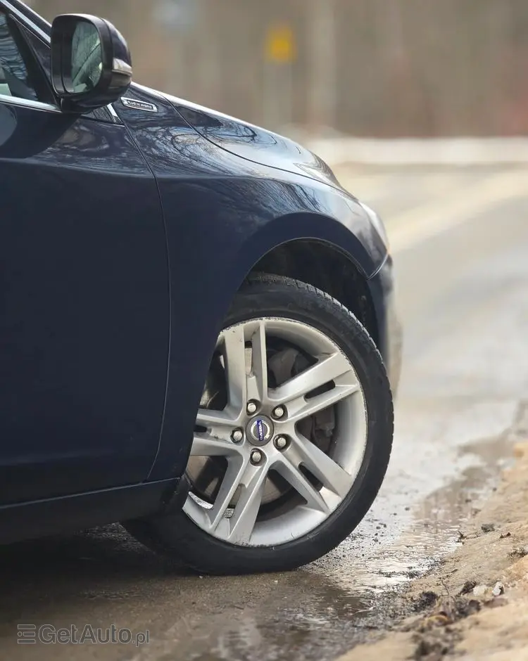 VOLVO V60 D6 AWD Plug-in Hybrid Summum