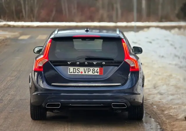 VOLVO V60 D6 AWD Plug-in Hybrid Summum