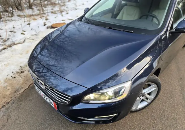 VOLVO V60 D6 AWD Plug-in Hybrid Summum