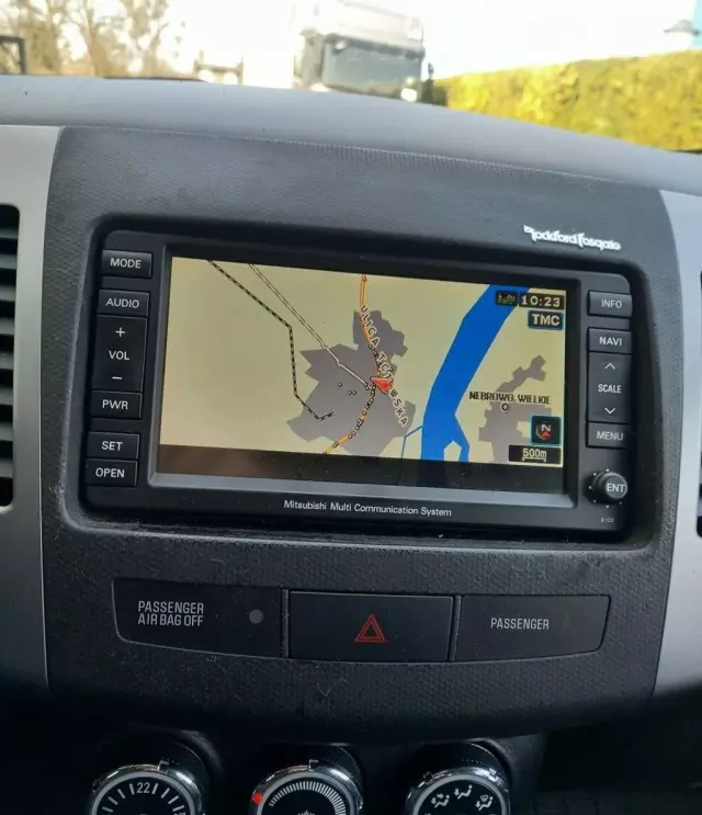 MITSUBISHI Outlander 