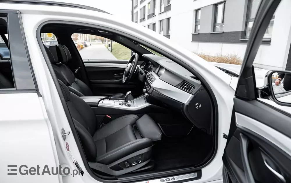 BMW Seria 5 M550d xDrive Touring Sport-Aut