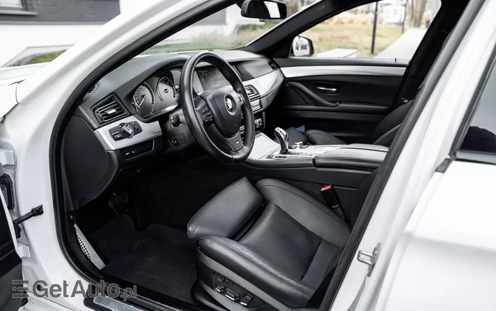 BMW Seria 5 M550d xDrive Touring Sport-Aut