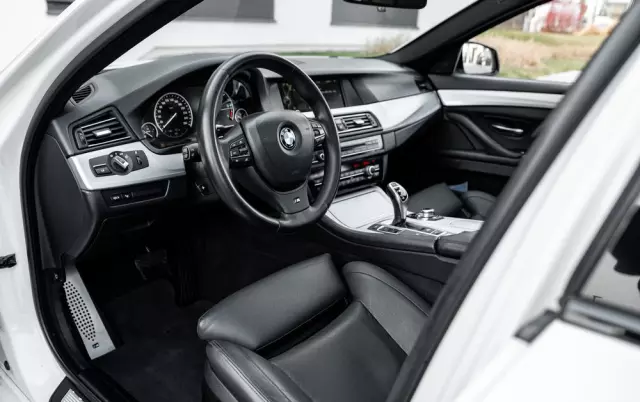 BMW Seria 5 M550d xDrive Touring Sport-Aut