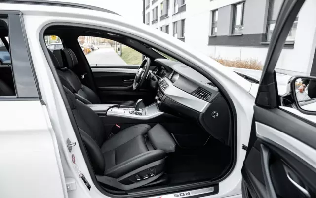 BMW Seria 5 M550d xDrive Touring Sport-Aut
