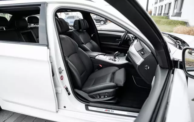 BMW Seria 5 M550d xDrive Touring Sport-Aut