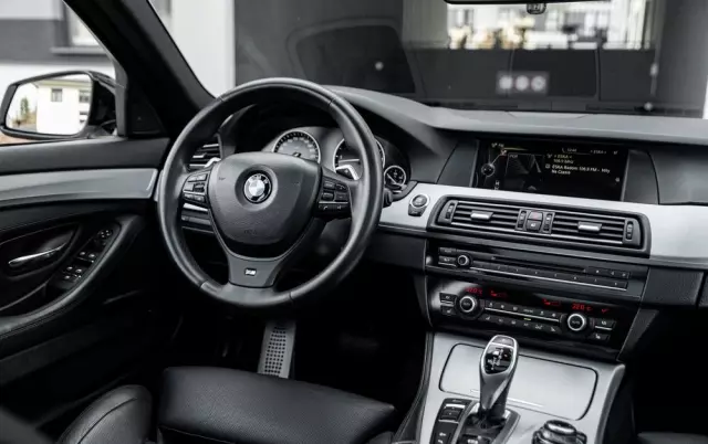 BMW Seria 5 M550d xDrive Touring Sport-Aut