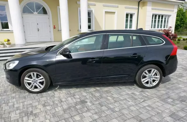 VOLVO V60 