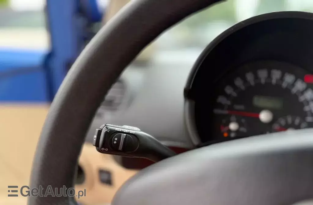 VOLKSWAGEN New Beetle 