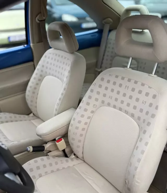 VOLKSWAGEN New Beetle 