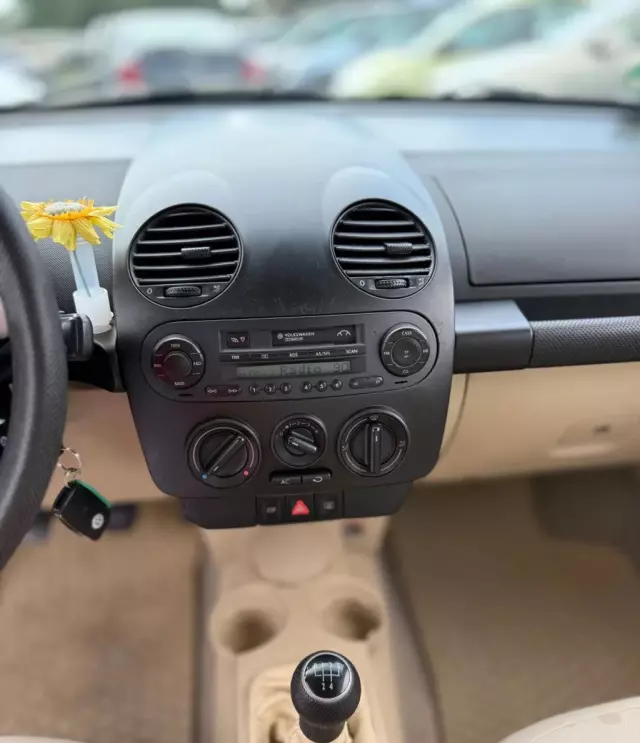 VOLKSWAGEN New Beetle 