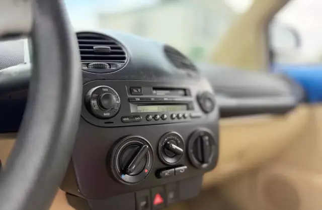 VOLKSWAGEN New Beetle 