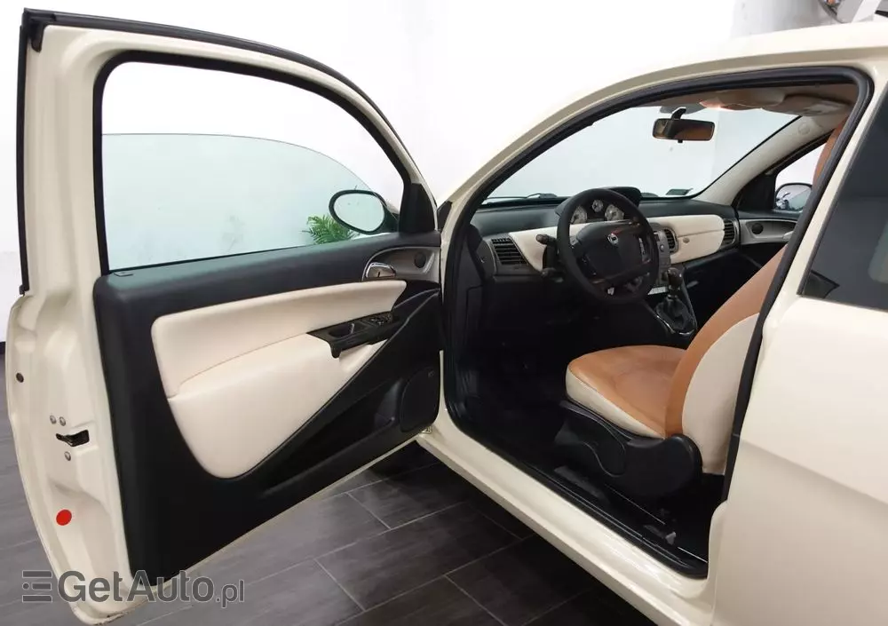 LANCIA Ypsilon 1.4 16V Platino (4 os.)