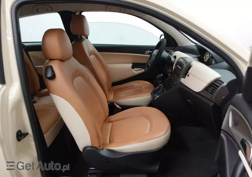 LANCIA Ypsilon 1.4 16V Platino (4 os.)